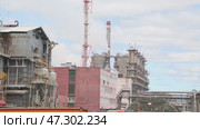 chemical plant works in summer. Стоковое видео, видеограф Алексей Сергеев / Фотобанк Лори