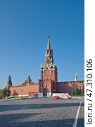 Спасская башня Московского Кремля на Красной площади в Москве, Россия (2024 год). Редакционное фото, фотограф Елена Коромыслова / Фотобанк Лори