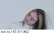 Young woman fencer in white suit takes off her protective helmet and releases her long beautiful hair. Стоковое видео, видеограф Константин Шишкин / Фотобанк Лори