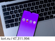 Смартфон на клавиатуре с российскими приложениями по налогу. 2025. Редакционное фото, фотограф Сергей Олегович Антонов / Фотобанк Лори