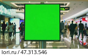 Green screen digital display in a shopping mall. Electronic billboard with blank green background a City Centre shopping area. Advertisement hoarding mock up template chroma key backdrop. 4K Video. Стоковое AI-видео, аниматор Марина Демидюк / Фотобанк Лори
