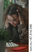 Vertical video. Writer's block. Female employee feels stressed sitting at desk. Стоковое видео, видеограф Маргарита Кирьякова / Фотобанк Лори