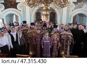 Общая фотография общины в Николо-Архангельском храме Балашихи после литургии. Редакционное фото, фотограф Дмитрий Неумоин / Фотобанк Лори