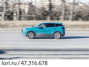 Chery Tiggo 7 Plus car driving fast on city street with blurred background. Редакционное фото, фотограф Константин Григорьев / Фотобанк Лори