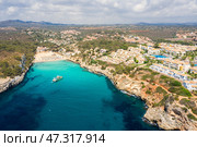 Пляж Cala Romantica на острове Майрка в Средиземном море. Стоковое фото, фотограф Александр Салук / Фотобанк Лори