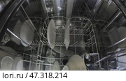 The dishwasher's function is to clean soiled dishes. The dishwasher uses a forceful stream of water to clean the dishes. A powerful jet of pressurized water removes the dirt from the dishes. Стоковое видео, видеограф Скрипачев Антон / Фотобанк Лори