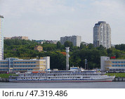 Круизный теплоход "Козьма Минин", Чебоксарский речной порт, Чувашия (2020 год). Редакционное фото, фотограф Алексей Иванов / Фотобанк Лори