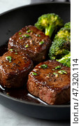 Searing delicious keto garlic butter steak bites served with roasted broccoli for a healthy, flavorful meal option. Стоковое AI-изображение, AI-художник 123 12 / Фотобанк Лори