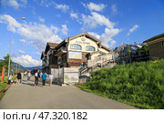 Горная олимпийская деревня в Роза Хутор, Сочи (2023 год). Редакционное фото, фотограф Римма Тельнова / Фотобанк Лори