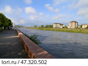 Набережная реки Мзымта, Адлерский район, Сочи (2023 год). Стоковое фото, фотограф Римма Тельнова / Фотобанк Лори