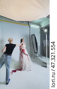 Bridal beauty transformation in a creative backstage setting. Стоковое видео, видеограф Гурьянов Андрей / Фотобанк Лори