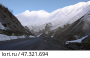 Крестовый перевал в снежных горах Грузии. Раннее утро. Май. Cross Pass in the snowy mountains of Georgia. Early morning. May. Редакционное видео, видеограф Горшков Александр / Фотобанк Лори