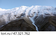 Снежные горы на Крестовом перевале в Грузии. Май. Раннее утро. Snowy mountains at Cross Pass in Georgia. May. Early morning. Стоковое видео, видеограф Горшков Александр / Фотобанк Лори
