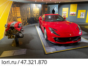 Феррари 812 Superfast и ее 12-ти цилиндровый двигатель в музее марки в Маранелло, Италия (2019 год). Редакционное фото, фотограф Сергей Веселовский / Фотобанк Лори