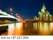 A high-rise building on Kotelnicheskaya embankment and Bolshoy Ustinsky bridge at night. Moscow (2010 год). Стоковое фото, фотограф Константин Лабунский / Фотобанк Лори