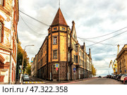 Landscape of Yuzhny Val Street in Vyborg with a flat house. Стоковое фото, фотограф Владимир Ушаров / Фотобанк Лори