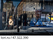 Крупным планом лобовое стекло рейсового автобуса с отражением города, который идет по маршруту в центре города Москвы, Россия. Редакционное фото, фотограф Николай Винокуров / Фотобанк Лори