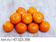 Ripe clementines on wooden table. Стоковое фото, фотограф Яков Филимонов / Фотобанк Лори