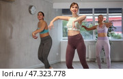 Cheerful women practicing sporty dances in gym. Стоковое видео, видеограф Яков Филимонов / Фотобанк Лори