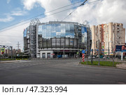 Здание станции метро "Комендантский проспект" и ТРЦ "Атмосфера" на Комендантской площади. Санкт-Петербург (2024 год). Редакционное фото, фотограф Сергей Афанасьев / Фотобанк Лори