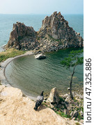 Summer natural landscape, Shamanka rock Burkhan cape, Olkhon Island, Baikal lake (2020 год). Редакционное фото, фотограф Екатерина Якименко / Фотобанк Лори