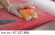 Sushi preparation process at a culinary workshop in a modern kitchen during an afternoon class. Стоковое видео, видеограф Сергей Толмачёв / Фотобанк Лори