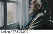 Senior man disabled sitting alone in wheelchair looking through window at hospital, lonely elder thoughtful sad old man look outside in bedroom at retirement home, feel depressed lonely. Стоковое AI-видео, аниматор Sergey Grishin / Фотобанк Лори