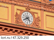Часы на фасаде здания Федеральной службы безопасности Российской Федерации на Лубянке. Город Москва, Россия. Редакционное фото, фотограф Господин Никто / Фотобанк Лори