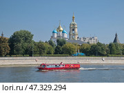 Вид на Краснохолмскую набережную и Новоспасский ставропигиальный мужской монастырь. Москва, Россия (2024 год). Редакционное фото, фотограф Елена Коромыслова / Фотобанк Лори