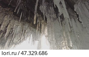 Icicles in cave on Baikal lake. Стоковое видео, видеограф Михаил Коханчиков / Фотобанк Лори