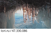 Icicles in cave on Baikal lake. Стоковое видео, видеограф Михаил Коханчиков / Фотобанк Лори