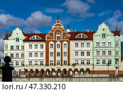Kaliningrad, Kaliningrad region, Russia, May 14, 2022. Colorful houses in fishing village on Pregolya river. Редакционное фото, фотограф Наталья Симакова / Фотобанк Лори