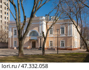 Здание филиала ФГУП "ВГТРК" в бывшем Варваринском сиротском приюте на ул. Шаболовка, 37 Москва Россия. Стоковое фото, фотограф Владимир Чинин / Фотобанк Лори