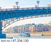 Патриарший мост, туристический кораблик и Пречистенская набережная. Солнечный зимний день. Москва. Редакционное фото, фотограф E. O. / Фотобанк Лори