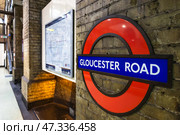 Gloucester Road. Iconic London Underground Red Tube Sign. London, UK, 28 October 2023. Редакционное фото, фотограф Zydrius Tartenis / Фотобанк Лори