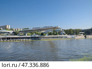 Москворецкая набережная и "Парящий мост" в природно-ландшафтном парке "Зарядье" летним солнечным днем. Москва, Россия (2024 год). Редакционное фото, фотограф Елена Коромыслова / Фотобанк Лори