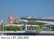 "Парящий мост" на фоне храма Василия Блаженного. Природно-ландшафтный парк "Зарядье". Москва, Россия (2024 год). Редакционное фото, фотограф Елена Коромыслова / Фотобанк Лори