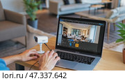 Technician installing and configuring wireless security camera system. Стоковое AI-видео, аниматор Юрий Поздников / Фотобанк Лори