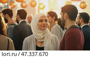 Muslim couple chatting at a crowded event. Стоковое AI-видео, аниматор Юрий Поздников / Фотобанк Лори