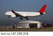 Passenger airplane landing in El Prat Airport. Стоковое фото, фотограф Яков Филимонов / Фотобанк Лори