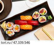 Sushi combo - uramaki, makis, nigiris. Стоковое фото, фотограф Яков Филимонов / Фотобанк Лори