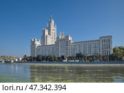 Высотное здание на Котельнической набережной в Москве, Россия (2024 год). Стоковое фото, фотограф Елена Коромыслова / Фотобанк Лори