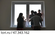 Silhouette of a large family on the background of a window in a new apartment. Стоковое фото, фотограф Mikhail Davidovich / Фотобанк Лори