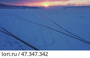 Frozen lake Baikal at sunset. Стоковое видео, видеограф Михаил Коханчиков / Фотобанк Лори
