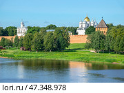 Река Волхов у стен старинного кремля. Великий Новгород (2023 год). Стоковое фото, фотограф Анна Карасева / Фотобанк Лори