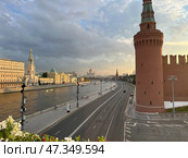 Россия, Москва. Вид на Софийскую Набережную и Храм Христа Спасителя. Август 2024 г. Russia, Moscow. View of the Sofiyskaya Embankment and the Cathedral of Christ the Savior. August 2024. Редакционное фото, фотограф Александр Рыбалка / Фотобанк Лори
