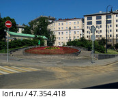 Панорама Хитровской площади в центре Москвы, Кулишки. Солнечный летний день (2019 год). Редакционное фото, фотограф Александр Кузнецов / Фотобанк Лори