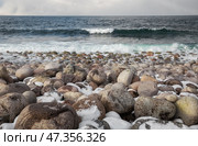 Teriberka, stone beach. The waves of the Barents Sea roll over the large oval boulders on the shore. Стоковое фото, фотограф Юлия Бабкина / Фотобанк Лори