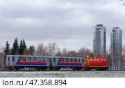 Тепловоз узкоколейный ТУ7А-3355 с пассажирским поездом на станции Екатеринбург-Детский, Екатеринбургская ДЖД (2020 год). Редакционное фото, фотограф Алексей Иванов / Фотобанк Лори