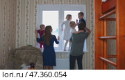 Large and friendly family at the window during quarantine. Стоковое видео, видеограф Mikhail Davidovich / Фотобанк Лори